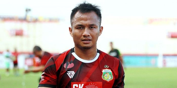 Kiper Bhayangkara Surabaya United, Wahyu Tri Nugroho, saat melawan Persipura dalam laga home pekan k