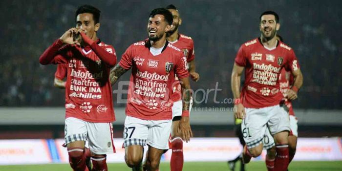                Gelandang Bali United, M. Taufiq (depan) merayakan gol yang dicetaknya ke gawang Pers