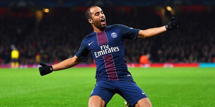 Gelandang Paris Saint-Germain, Lucas Moura, melakukan selebrasi usai mencetak gol saat melawan Arsen