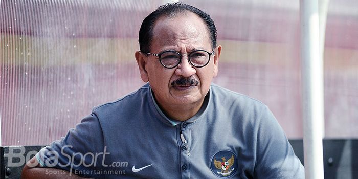 Kepala dokter Timnas U-23, dr. Syarif Alwi saat mengamati latihan timnas U-23 Indonesia di Stadion K