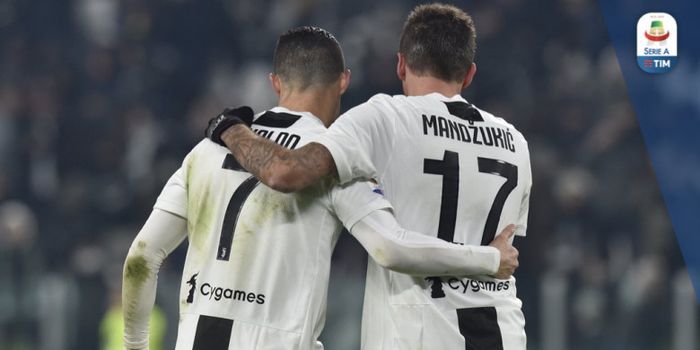 Dua pemain Juventus, Cristiano Ronaldo dan Mario Mandzukic, saling merangkul dalam laga Liga Italia 