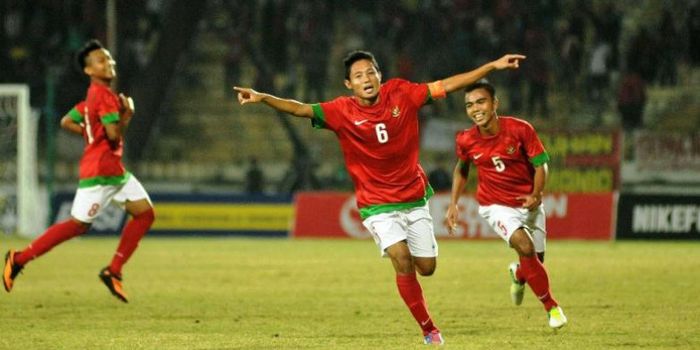 Kapten tim nasional Indonesia, Evan Dimas Darmono (tengah) diikuti dua rekannya