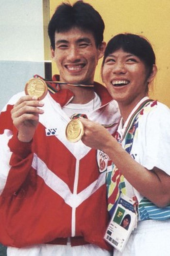 Pebulu tangkis Indonesia, Alan Budikusuma dan Susy Susanti, memamerkan medali emas yang mereka menangkan di Olimpiade 1992 Barcelona.