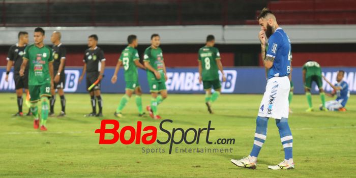Ekspresi sedih bek Persib, Bojan Malisic seusai mereka kalah 0-1 dari PSMS Medan pada lanjutan Liga 