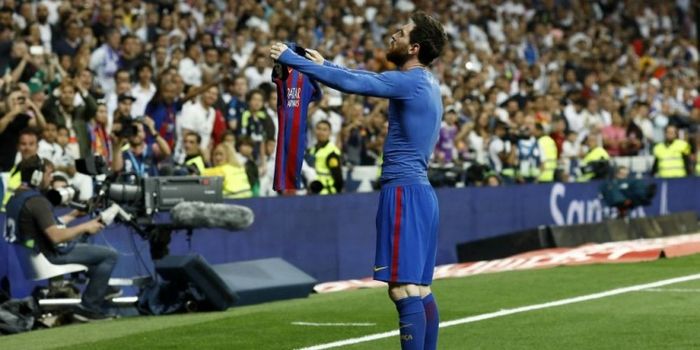Penyerang FC Barcelona, Lionel Messi, merayakan gol ke gawang Real Madrid dalam laga Liga Spanyol an
