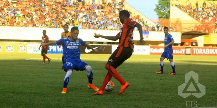Gelandang Persib, Kim Jeffrey Kurniawan (kiri) mencoba mengadang pergerakan striker Persipura, Boakay Edi Foday.