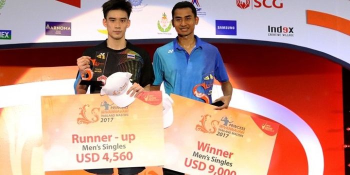 Tommy Sugiarto (kanan) saat memenangi Thailand Masters 2017 setelah mengalahkan wakil tuan rumah, Kantaphon Wangcharoen, di final.