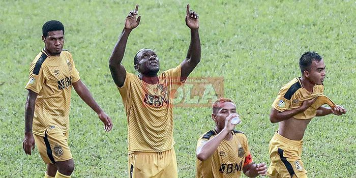         Striker Bhayangkara FC, Herman Dzumafo Epandi, melakukan selebrasi seusai mencetak gol ke ga