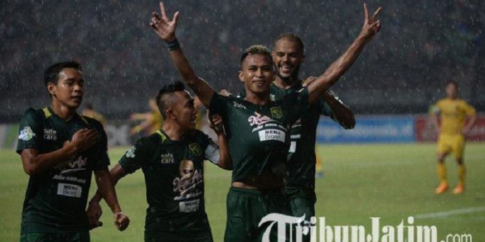  Bintang Persebaya Surabaya Osvaldo Haay selebrasi dengan mengangkat tangannya usai membobol gawang 