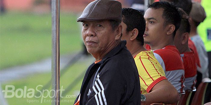Ekspresi pelatih Persibo Bojonegoro, Sartono Anwar, saat mendampingi timnya melakoni pertandingan pe