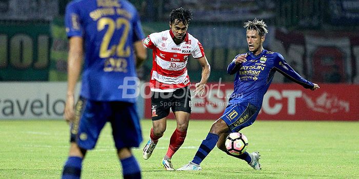  Gelandang Persib Bandung, Raphael Maitimo (kanan), berebut bola dengan bek Madura United, Andik Ren