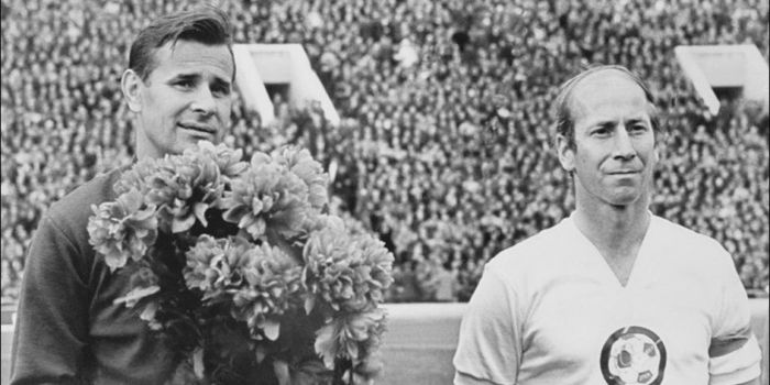 Bobby Charlton (kanan) bersama Lev Yashin berpose dalam pertandingan persahabatan antara FIFA's Rest