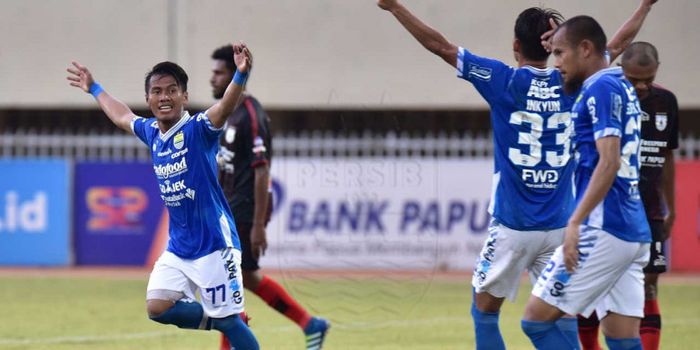 Bintang Persib Bandung Ghozali Siregar (kiri) selebrasi seusai mencetak gol ke gawang Persipura