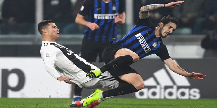 Pemain Juventus, Cristiano Ronaldo, menjegal pemain Inter Milan. Sime Vrsaljko, pada pertandingan pe