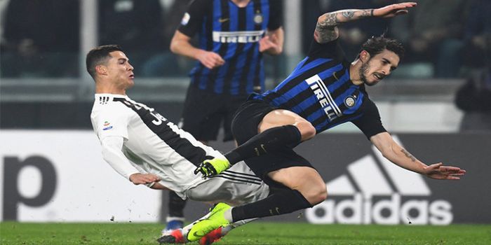 Pemain Juventus, Cristiano Ronaldo, menjegal pemain Inter Milan. Sime Vrsaljko, pada pertandingan Liga Italia 2018-2019 di Stadion Allianz Turin, 8 Desember 2018.