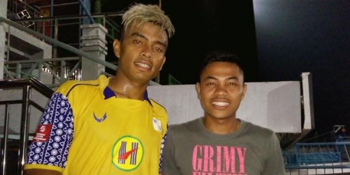 Pemain Madura United, Asep Berlian (kanan) dan kapten Barito Putera U-21, Tedi Berlian seusai pertan