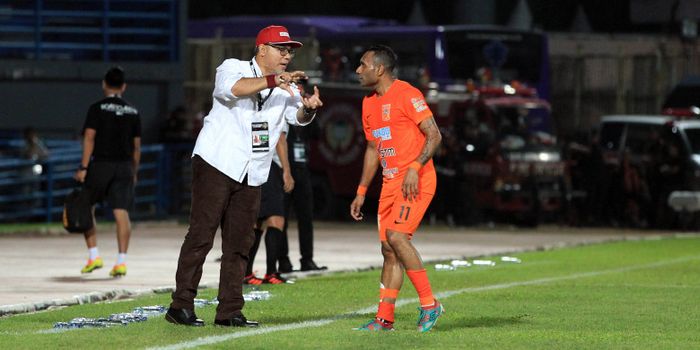 Pelatih Borneo FC, Iwan Setiawan memberikan instruksi pada Titus Bonai saat laga Borneo FC Vs Arema 
