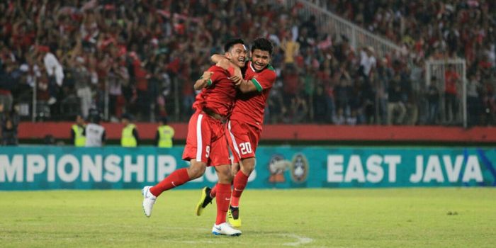 Muhammad Rafli Mursalim (kiri) dipeluk oleh Asnawi Mangkualam Bahar setelah mencetak gol penentu kemenangan ke gawang Vietnam
