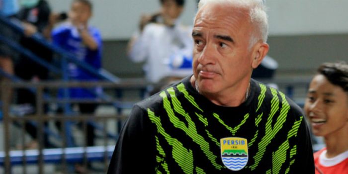 Mario Gomez saat melatih Persib Bandung.