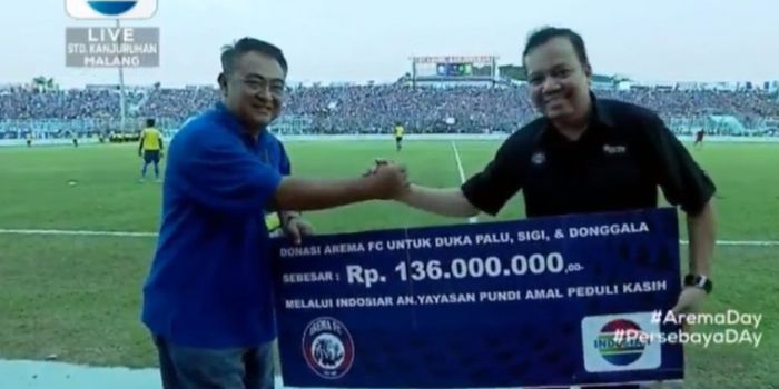 General Manager Arema FC, Ruddy Widodo Secara Simbolik Memberikan Bantuan Materi kepada Terdampak Be