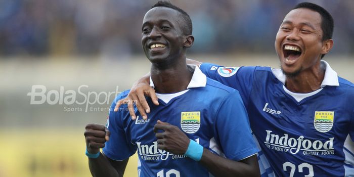   Duet Persib Bandung, Makan Konate dan M. Ridwan, saat menghadapi New Radiant di Piala AFC 2015.  