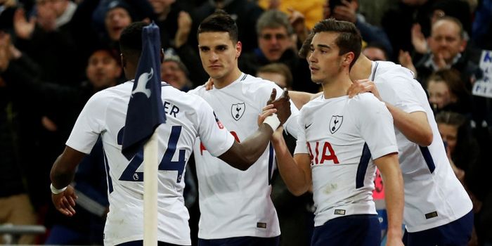 Gelandang Tottenham Hotspur, Erik Lamela (kedua dari kiri), merayakan gol yang dia cetak ke gawang N