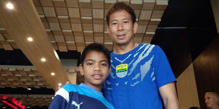 Bobotoh cilik, Redis Saputra, senang bertemu idolanya di Persib Bandung, I Made Wirawan. 