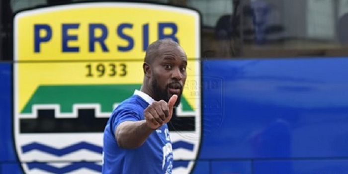  Carlton Cole termasuk satu dari empat pemain asing yang pensiun setelah membela Persib Bandung. 