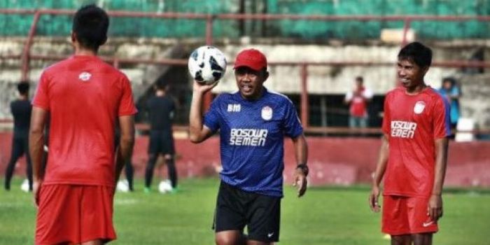 Asisten pelatih PSM Makassar, Bahar Muharam (tengah) dalam sesi latihan timnya di Stadion Andi Matta