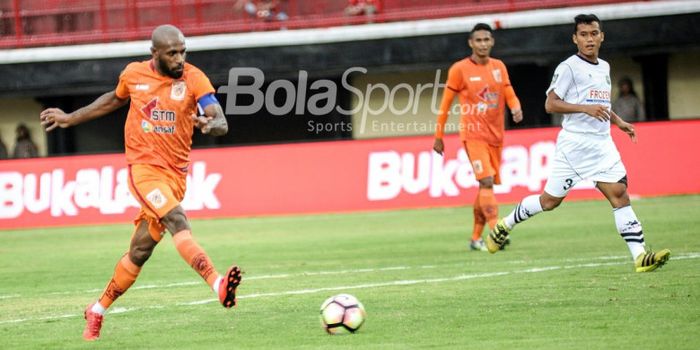 Penyerang Borneo FC, Boaz Solossa, mencetak gol pada pertandingan Grup D Piala Presiden 2018 melawan