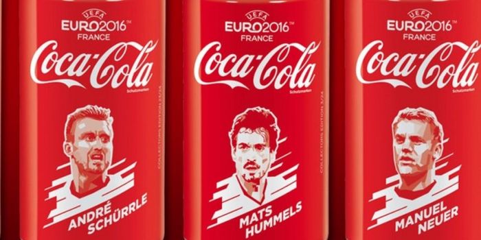 Terukir sketsa para pemain tim nasional Jerman di kemasan Coca Cola selama Piala Eropa.