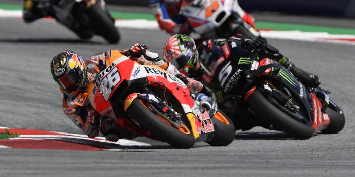 Dani Pedrosa (kiri) dan Johann Zarco (kanan) saat beraksi pada sesi balapan MotoGP Austria 2018 yang