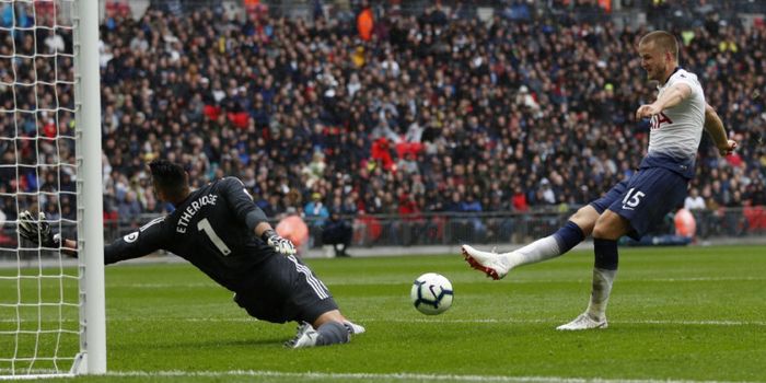 Pemain Tottenham Hotspur, Eric Dier, mencetak gol ke gawang Cardiff City pada laga lanjutan Liga Ing