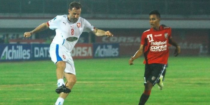 Aksi Karel Poborsky (kiri) melewati pemain U-21 Bali United, Andika Wijaya, Minggu (10/4/2016).