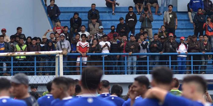Bobotoh saat menyaksikan latihan perdana Persib Bandung di Lapangan SPOrT Jabar Arcamanik, Senin (14