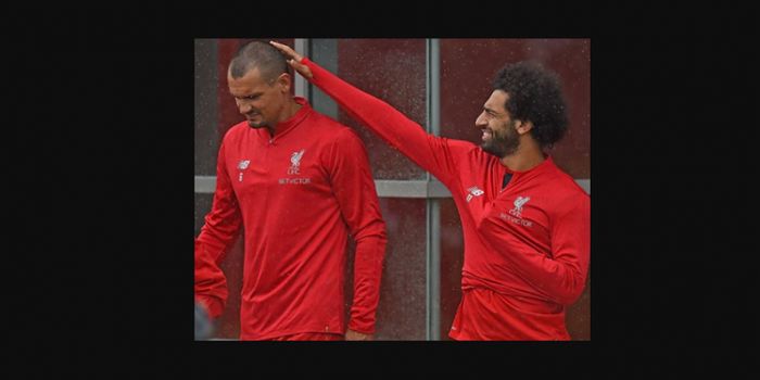  Dejan Lovren (kiri) dan Mohamed Salah (kanan) saat berlatih bersama Liverpool. 