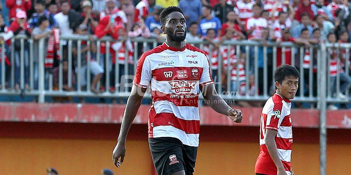 Striker Madura United, Mamadou Samassa, saat tampil melawan Selangor FA dalam laga uji coba.