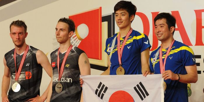 Pasangan ganda putra Korea Selatan, Lee Yong-dae/Jung Jae-sung, berpose dengan Mathias Boe/Carsten M