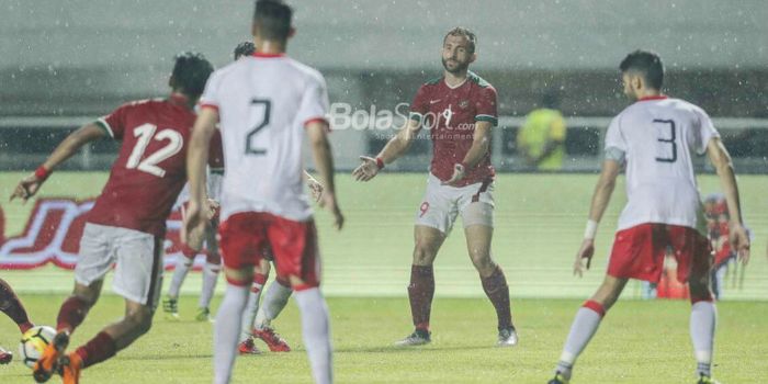  Penyerang Timnas U-23 Indonesia, Ilija Spasojevic, meminta bola pada laga PSSI Anniversary Cup 2018