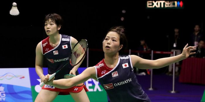 Pasangan ganda putri Jepang, Yuki Fukushima (kanan)/Sayaka Hirota, saat tampil pada laga final Hong Kong Open 2018.