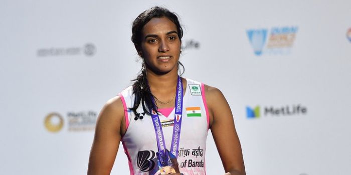 Pebulu tangkis tunggal putri India, Pusarla Venkata Sindhu, berpose di podium sebagai runner-up pada