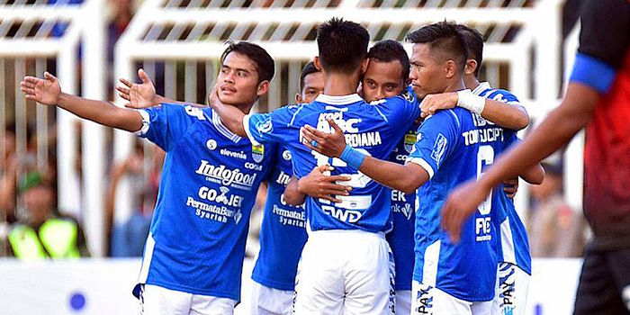    Pemain Persib Bandung merayakan gol yang dicetak Atep saat melawan PSKC Kota Cimahi dalam laga 12