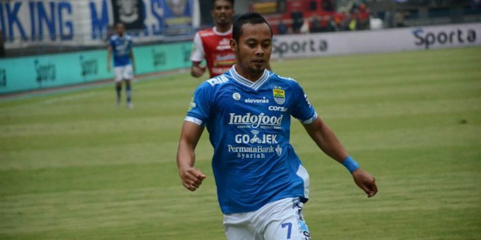 Pemain Persib Bandung, Atep saat mencoba penetrasi ke daerah pertahanan Arema di Stadion Gelora Band