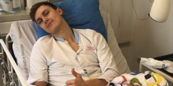 Pebulu tangkis tunggal putra asal Denmark, Viktor Axelsen, mengacungkan jempol seusai menjalani oper