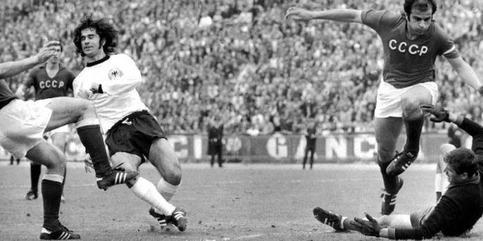 Bomber tim nasional Jerman Barat, Gerd Muller, mencetak gol saat melawan Uni Soviet di laga final Eu