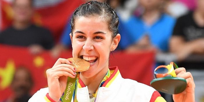 Pebulu tangkis tunggal putri nomor satu dunia dari Spanyol, Carolina Marin, berfoto dengan medali em