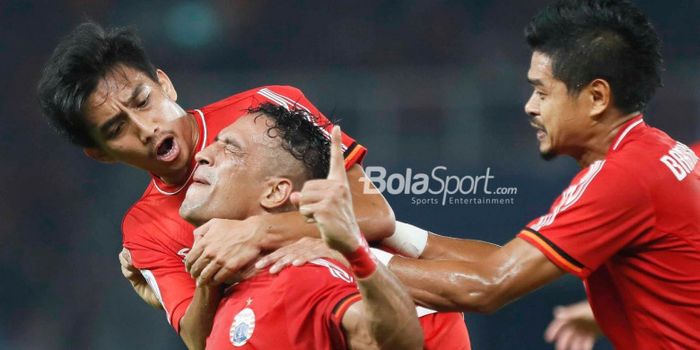  Penyerang Persija, Addison Alves, merayakan gol kontra Song Lam Nghe An bersama Fitra Ridwan (kiri)