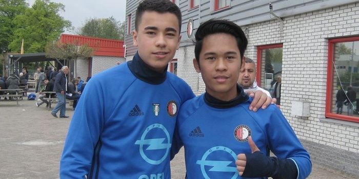 Remaja asal Indonesia, Yussa Nugraha (kanan), berfoto dengan anak dari Giovanni van Bronckhorst, Jak