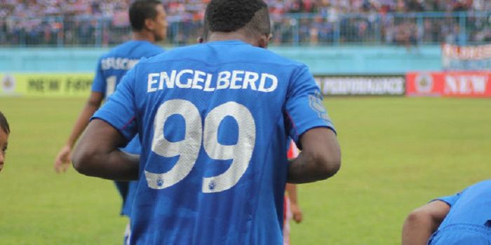 Engelberd Sani berseragam Arema Cronus.
