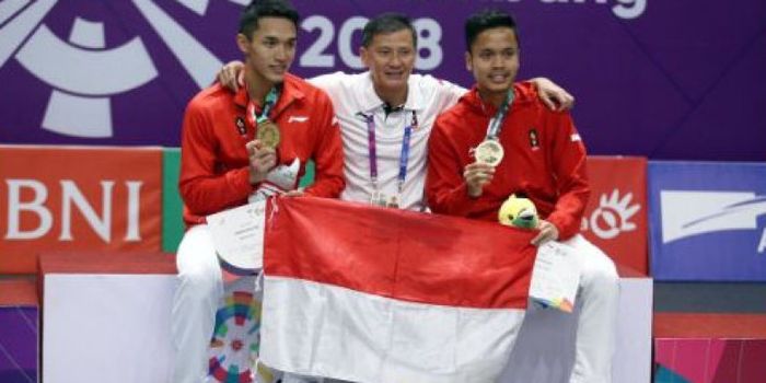 Jonatan Christie (kiri), pelatih tunggal putra Hendry Saputra (tengah), dan Anthony Sinisuka Ginting (kanan) berpose setelah sukses meraih medali pada Asian Games 2019.